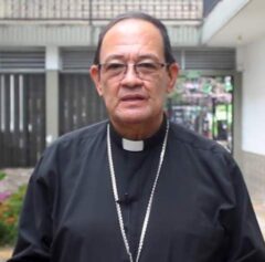 Retrato formal del obispo católico Ismael Rueda Sierra
