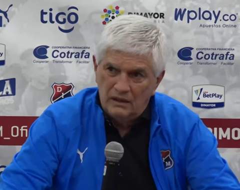 Julio Comesaña dirigiendo al Independiente Medellín en 2021