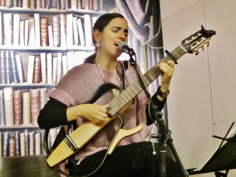 Marta Gómez singing on stage in Barcelona, 2013