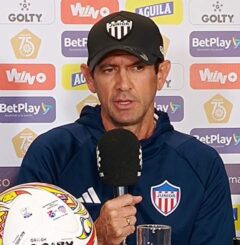 Arturo Reyes posando como entrenador en 2023