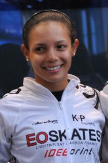 Cecilia Baena compitiendo en patinaje de velocidad en 2012