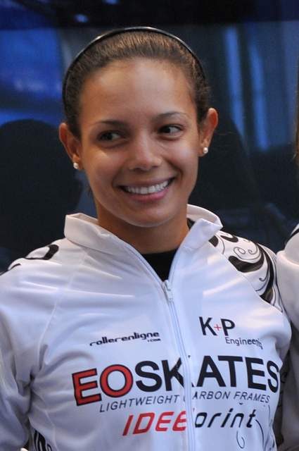 Cecilia Baena compitiendo en patinaje de velocidad en 2012