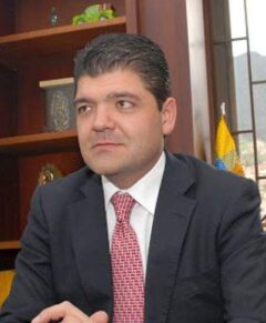 Retrato formal de Juan Diego Gómez, político colombiano