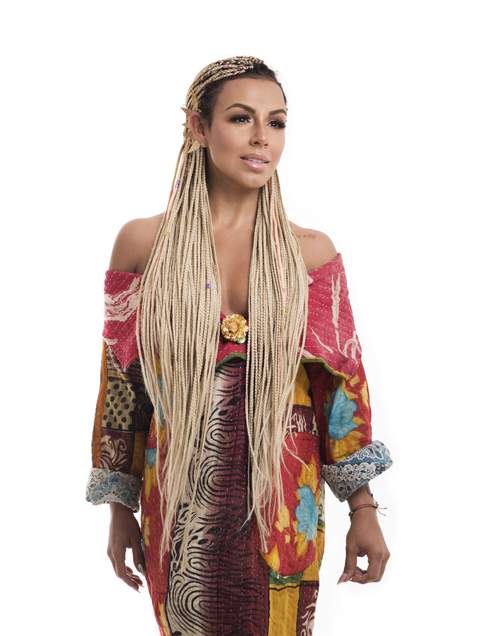 Maía actuando como cantante en 2015