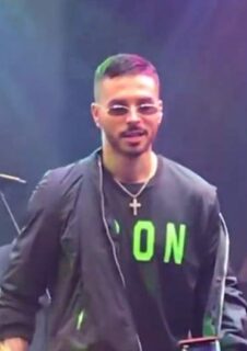 Reykon actuando en concierto en 2019