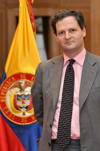Retrato formal de Sergio Jaramillo Caro, diplomático colombiano