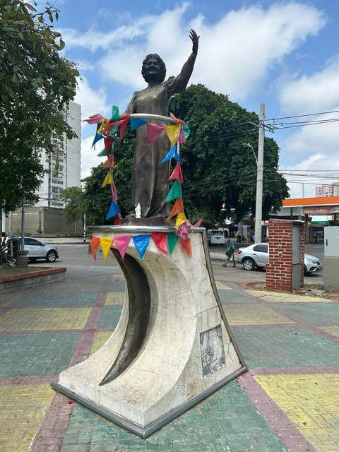 Estatua de Esther Forero en plaza pública de Barranquilla