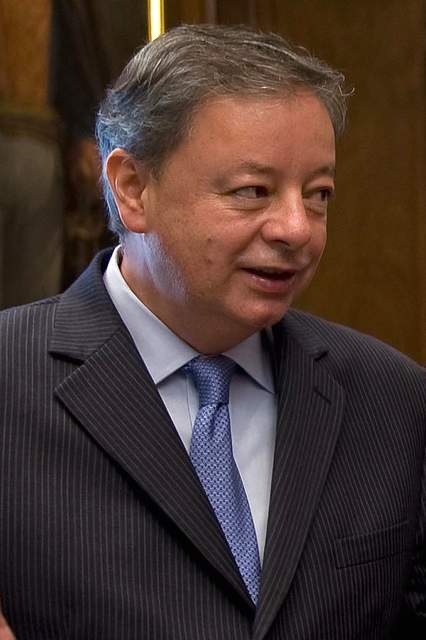Gabriel Silva Luján en una fotografía formal de 2010