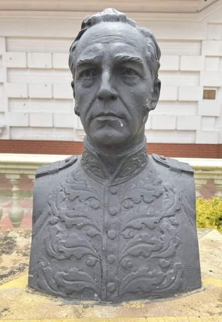Busto del coronel James Rooke en plaza pública