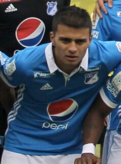 Jhon Duque en acción como mediocampista en 2017