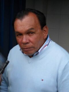 Jorge Luis Bernal dirigiendo un partido de fútbol