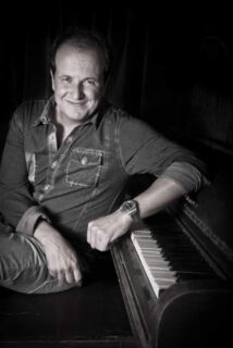 Julio Reyes Copello posando como pianista