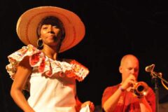 Nidia Góngora en concierto con Quantic en 2009
