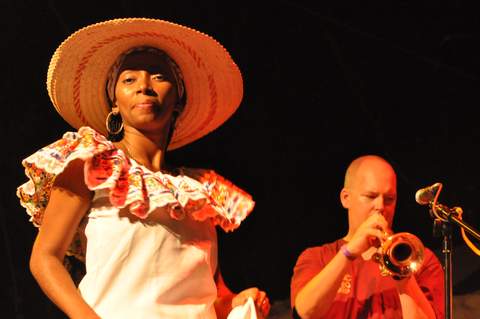Nidia Góngora en concierto con Quantic en 2009
