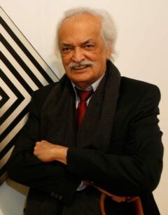 Ómar Rayo posing in his artist studio